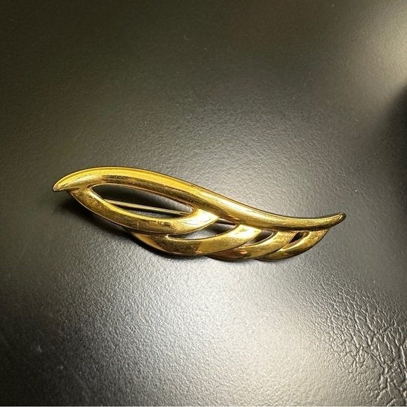 NAPIER, SIGNED, BROOCH. LEAF, FEATHER PIN IN GOLD-TONE. 1/2” x 3” - Picture 1 of 4